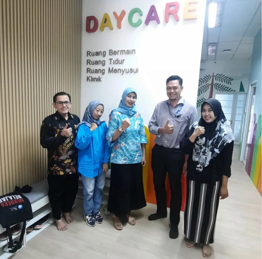 Anak-anak bermain di ruang kelas daycare