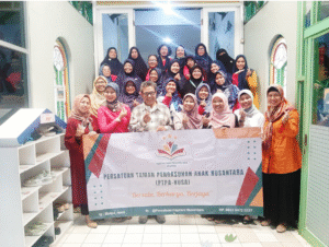 Pengasuh mendampingi anak belajar